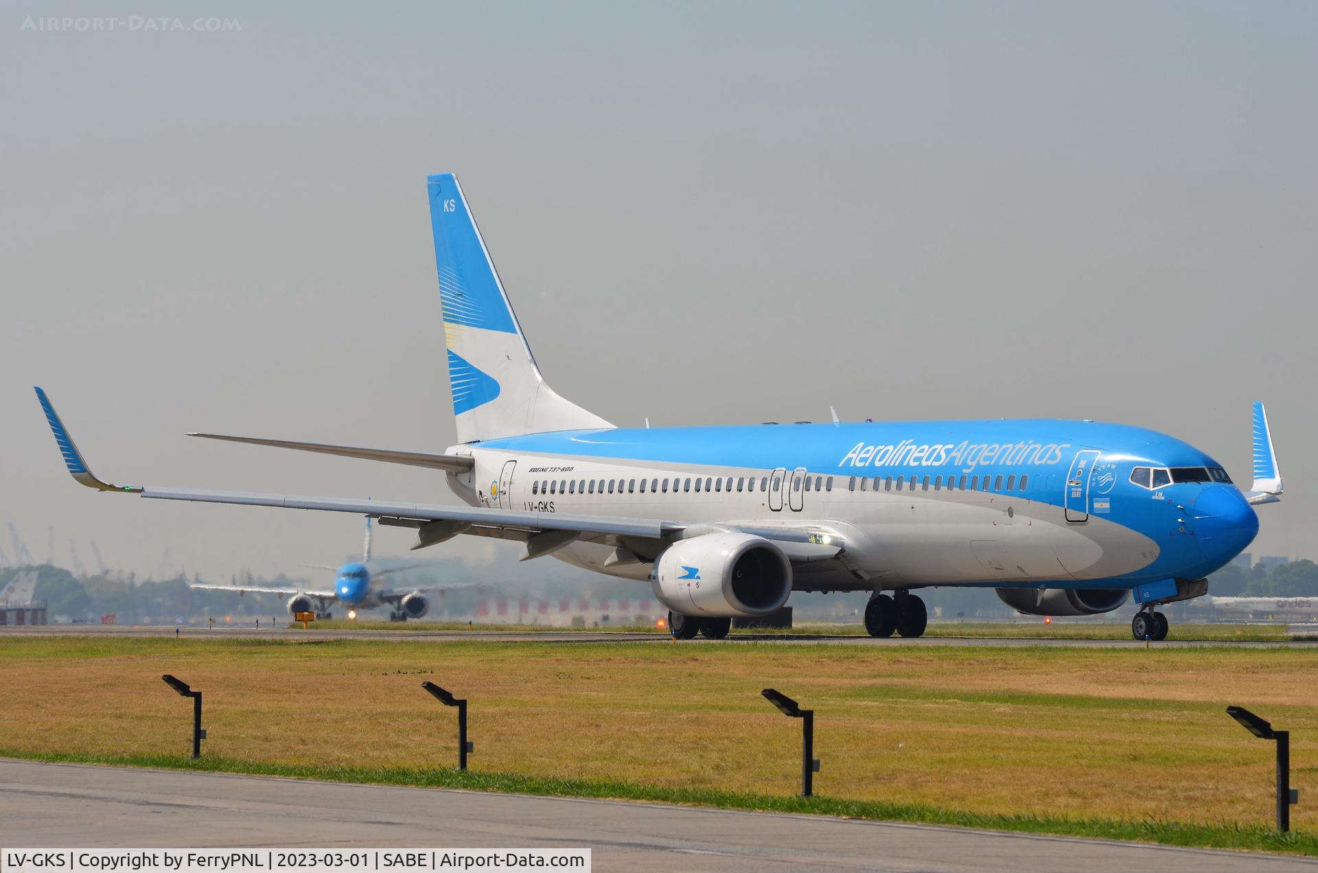 LV-GKS, 2016 Boeing 737-887 C/N 60491, Departing AR B738