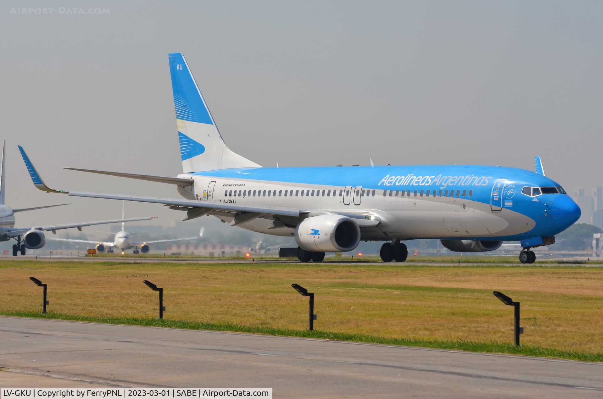 LV-GKU, 2016 Boeing 737-887 C/N 60493, B738 approaching the runway