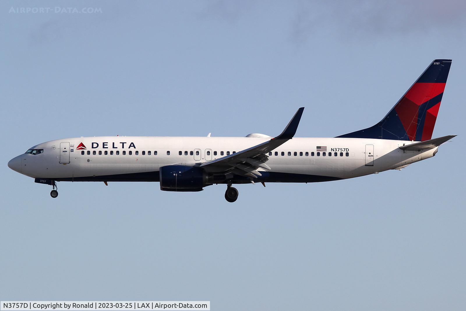 N3757D, 2001 Boeing 737-832 C/N 30813, at lax