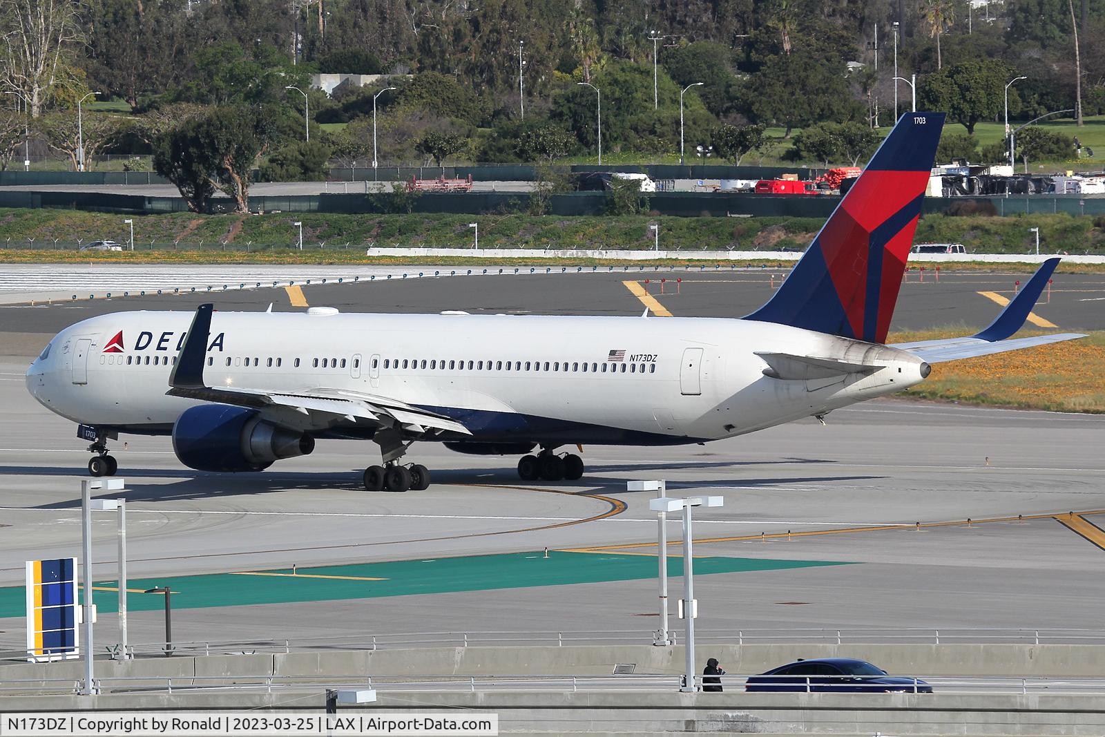 N173DZ, 1998 Boeing 767-332ER C/N 29692, at lax
