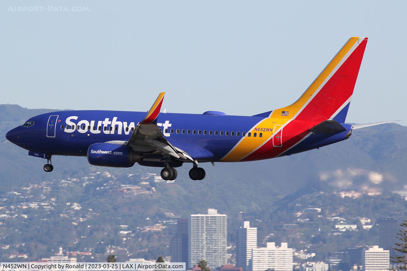 N452WN, 2004 Boeing 737-7H4 C/N 29846, at lax