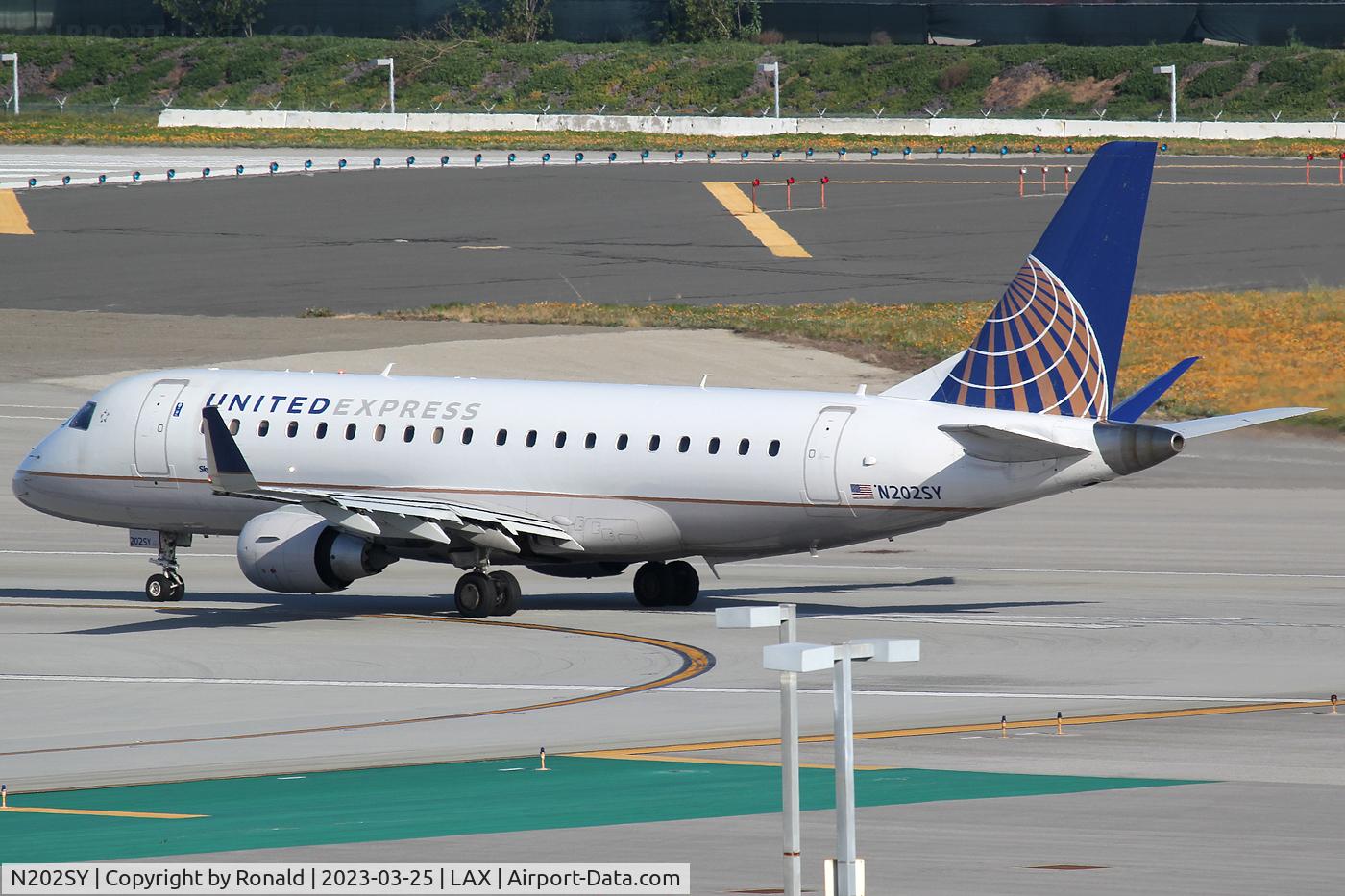 N202SY, 2016 Embraer 175LR (ERJ-170-200LR) C/N 17000624, at lax