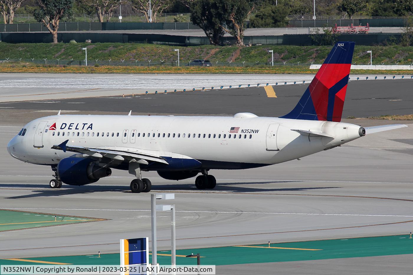 N352NW, 1998 Airbus A320-212 C/N 778, at lax