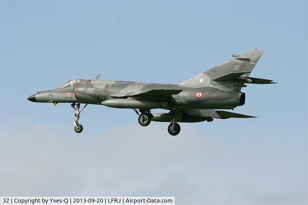 32, Dassault Super Etendard C/N 32, Dassault Super Etendard SEM, On final rwy 26, Landivisiau Naval Air Base (LFRJ)