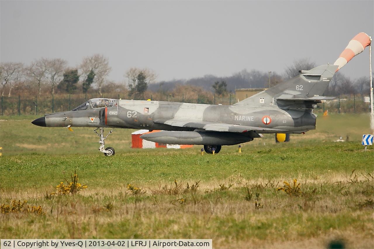 62, Dassault Super Etendard C/N 76, Dassault Super Etendard SEM, Taxiing to rwy 08, Landivisiau Naval Air Base (LFRJ)