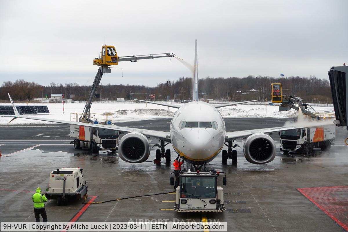 9H-VUR, 2021 Boeing 737-8-200 MAX C/N 62325, De-icing at Tallinn