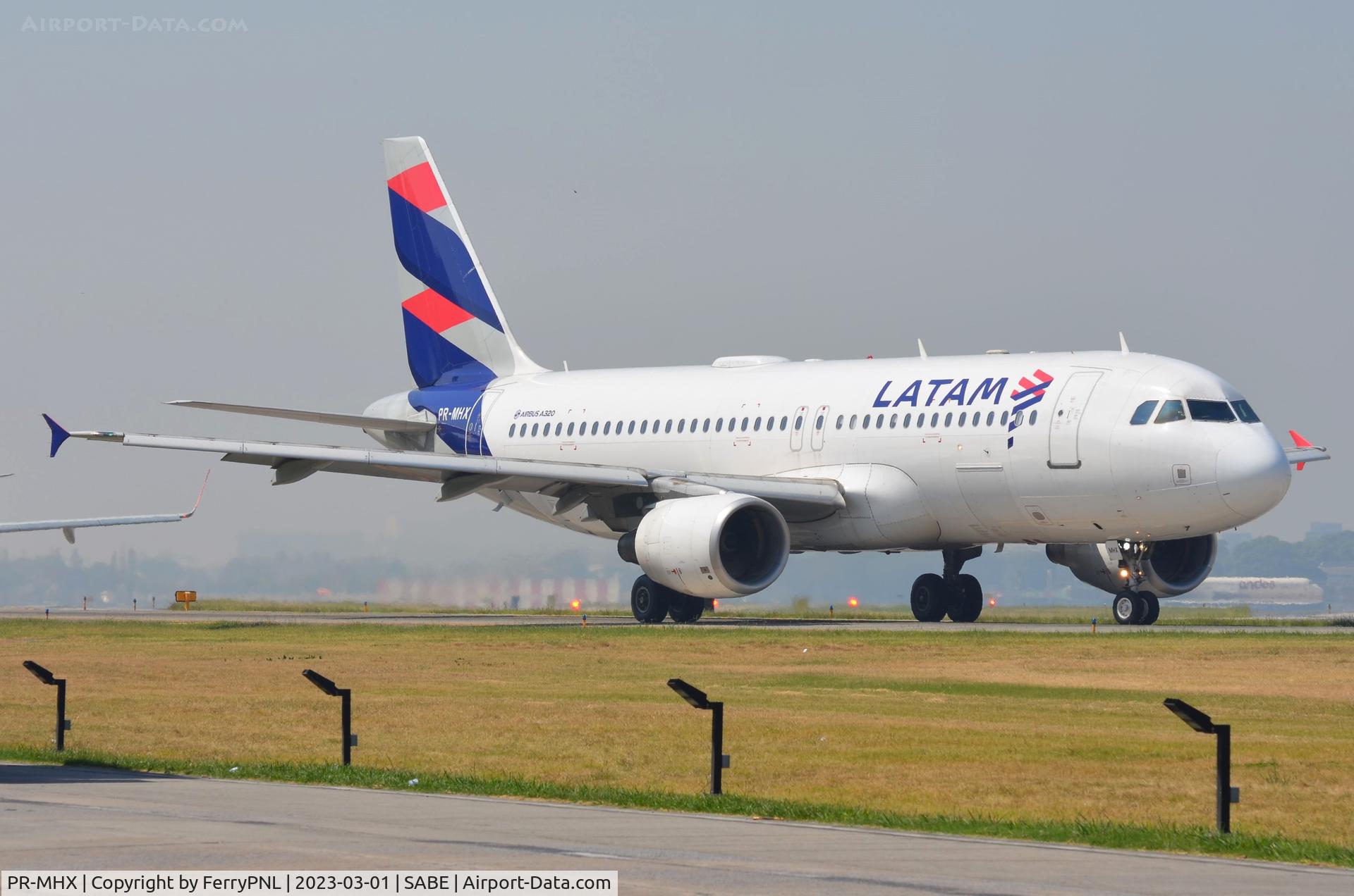 PR-MHX, 2008 Airbus A320-214 C/N 3565, Latam A320 taxying for departure