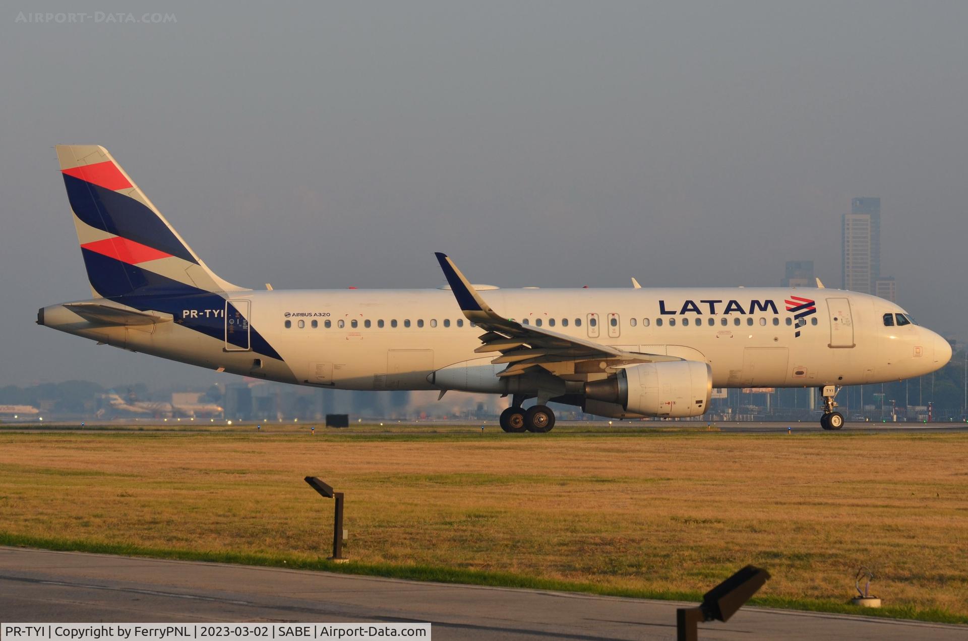 PR-TYI, 2014 Airbus A320-214 C/N 6139, Latam Brasil A320 departing AEP early evening