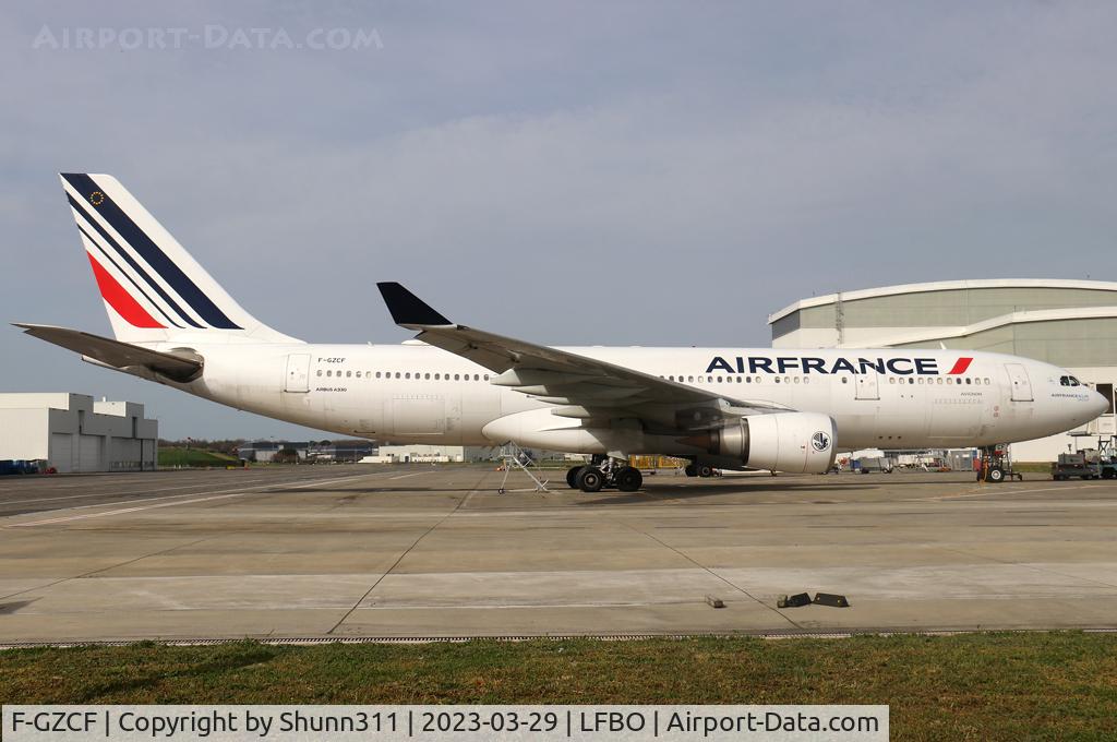 F-GZCF, 2002 Airbus A330-203 C/N 481, Waiting his departure to CDG after some maintenance at Air Afrance facility. New c/s... Named 'Avignon'
