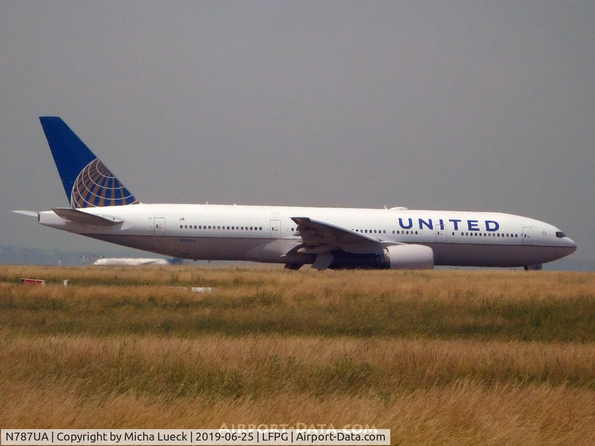 N787UA, 1997 Boeing 777-222 C/N 26939, At Charles de Gaulle
