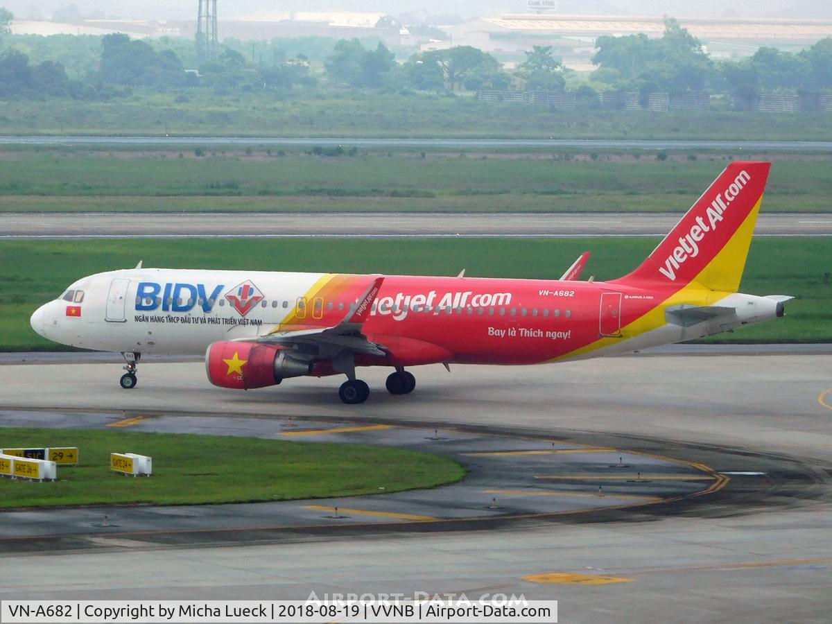 VN-A682, 2013 Airbus 320-214 C/N 5742, At Noi Bai