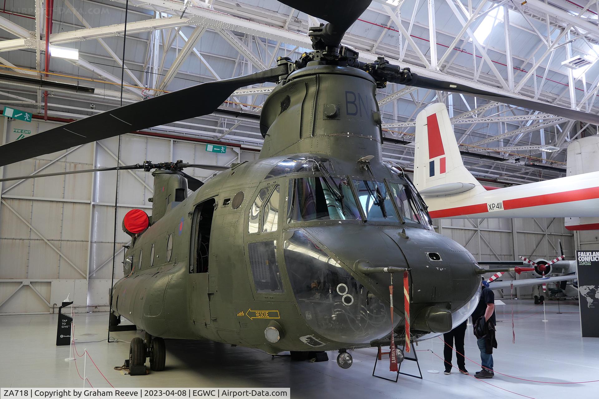 ZA718, Boeing Vertol Chinook HC.2 C/N M/A030/B-849/M7001, On display at the RAF Museum, Cosford.