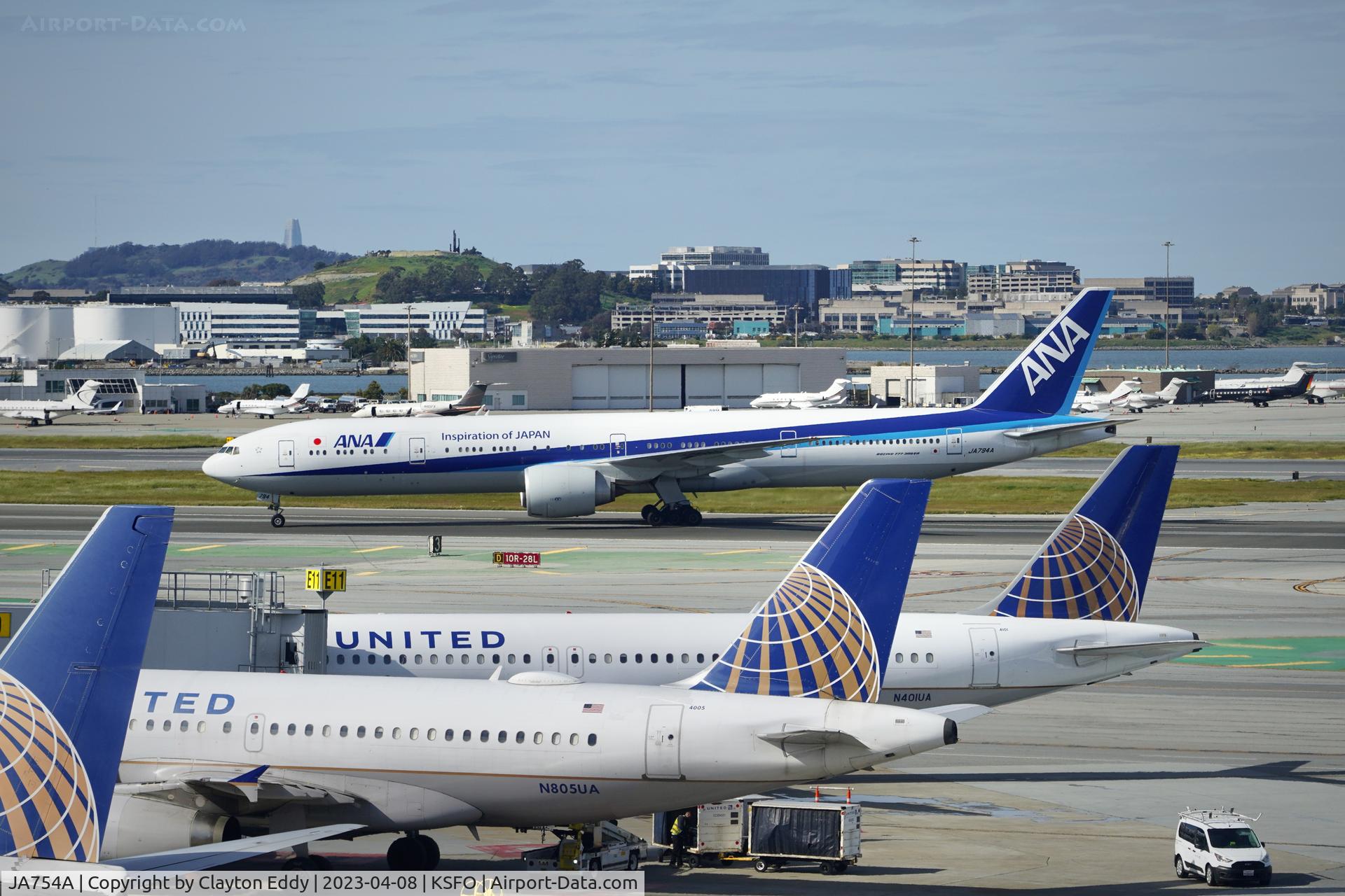 JA754A, 1998 Boeing 777-381 C/N 27939, SFO 2023.