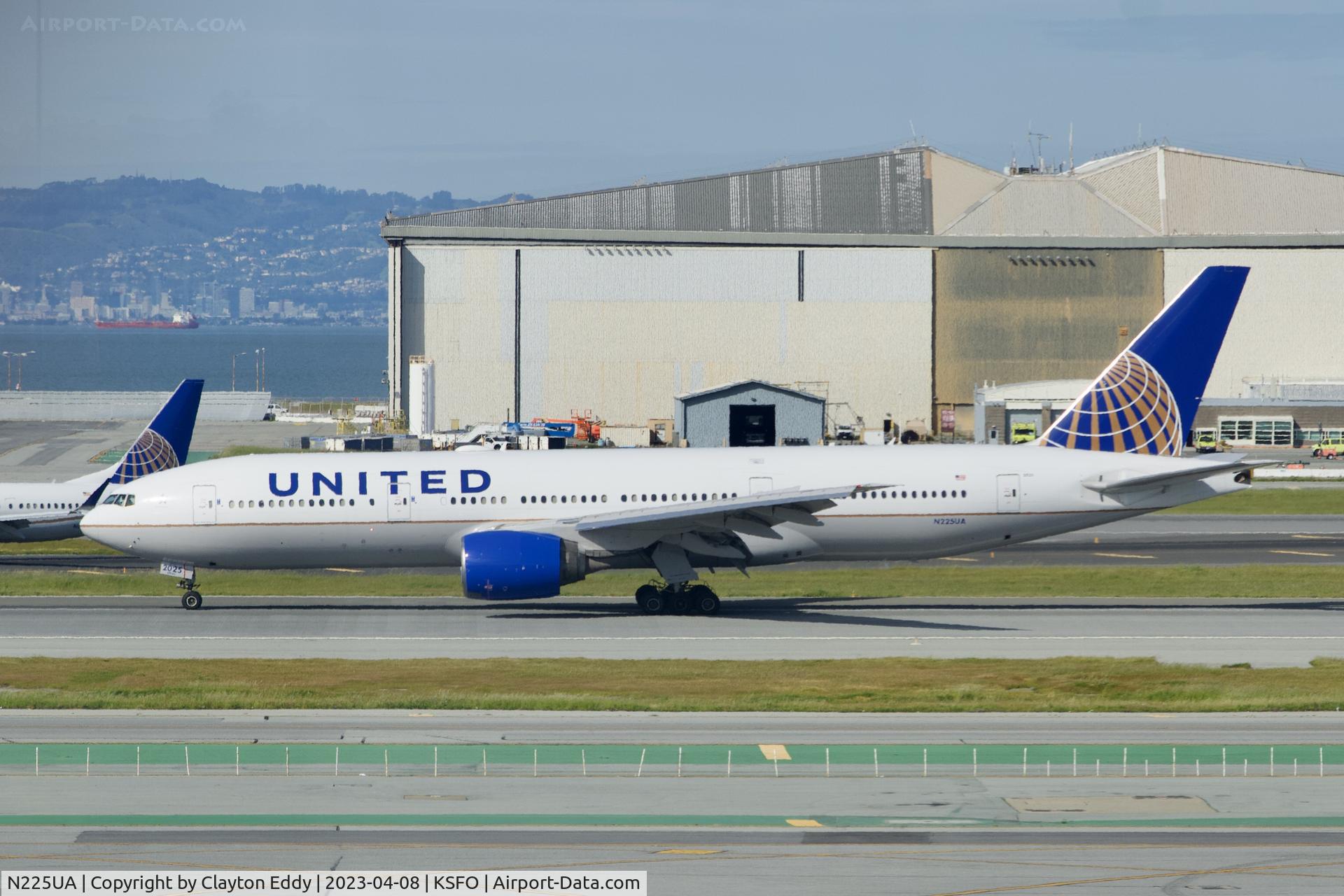 N225UA, 2001 Boeing 777-222/ER C/N 30554, SFO 2023.