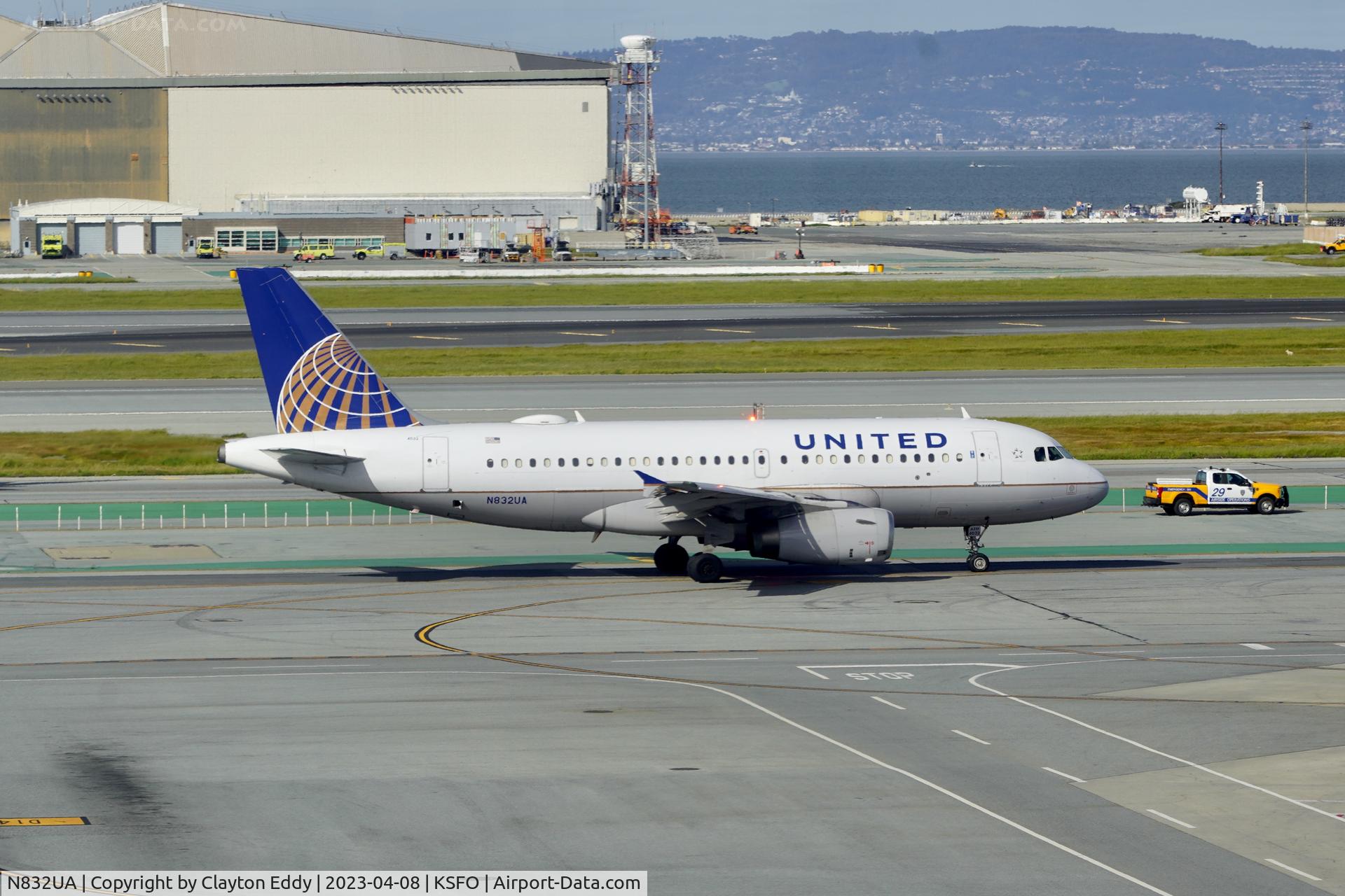 N832UA, 2000 Airbus A319-131 C/N 1321, SFO 2023.