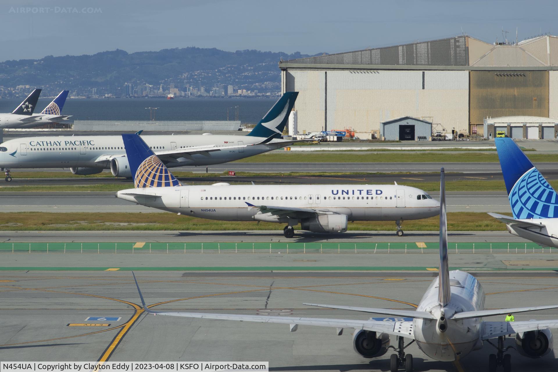 N454UA, 1999 Airbus A320-232 C/N 1104, SFO 2023.