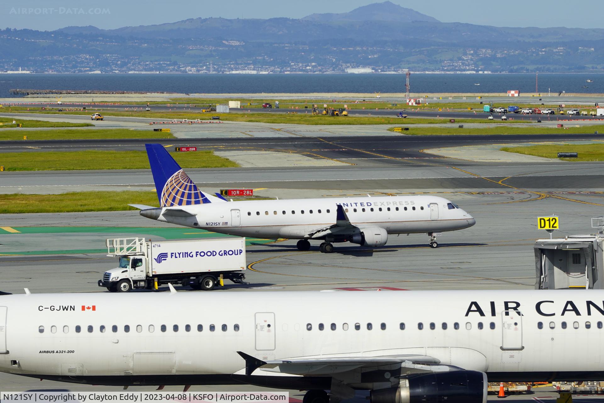 N121SY, 2014 Embraer 175LR (ERJ-170-200LR) C/N 17000430, SFO 2023.