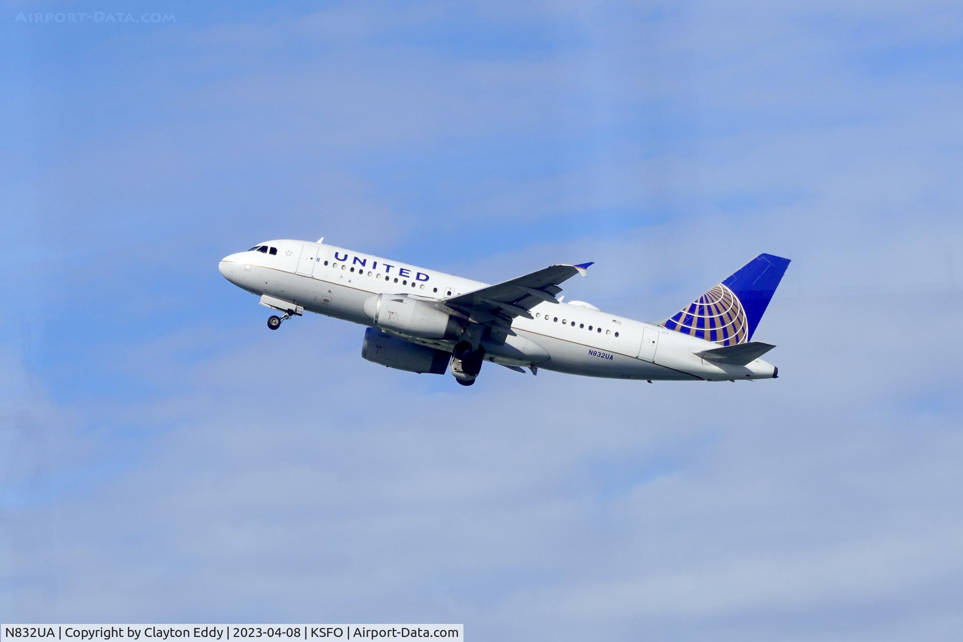 N832UA, 2000 Airbus A319-131 C/N 1321, SFO 2023.