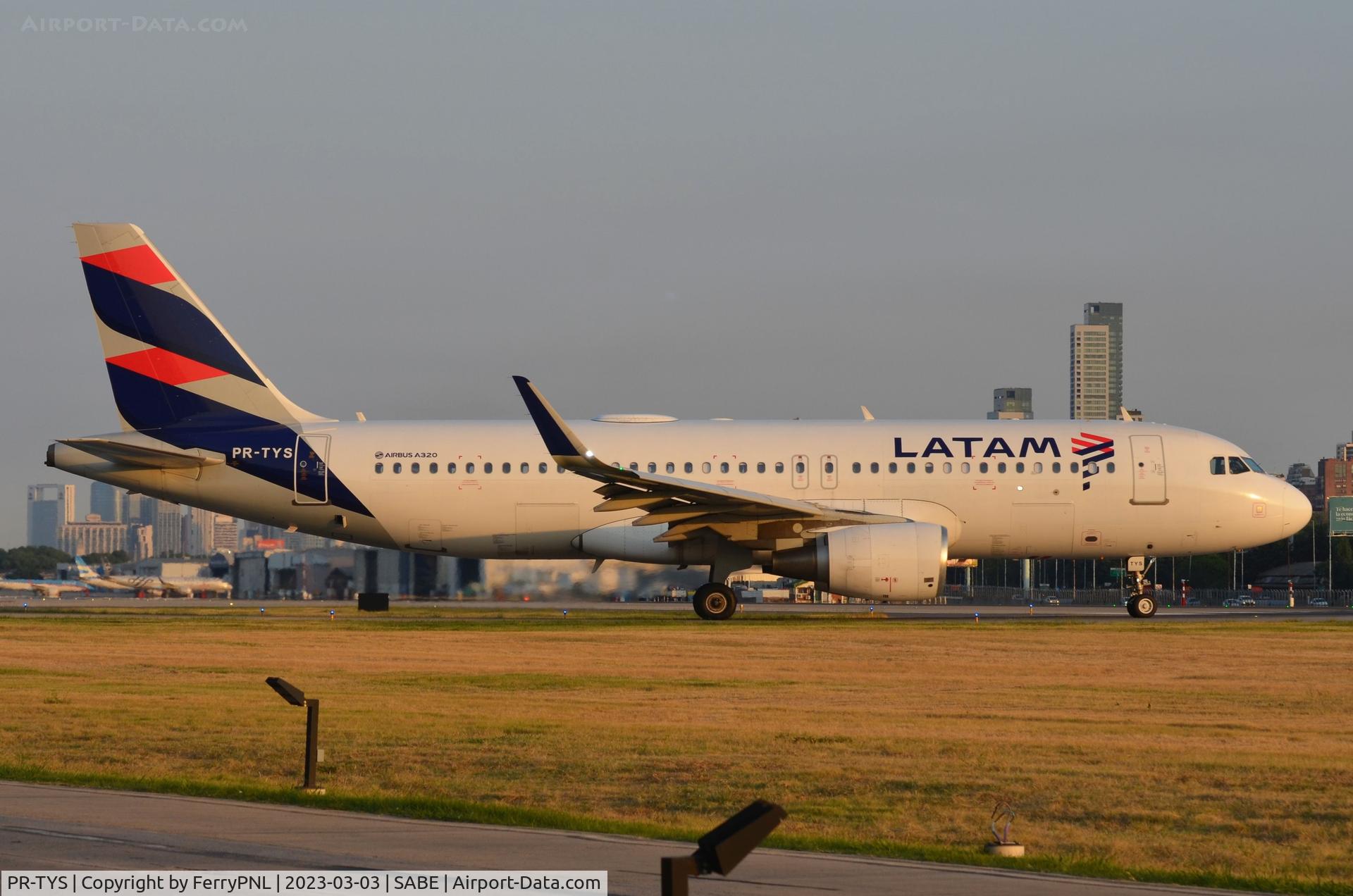 PR-TYS, 2015 Airbus A320-214 C/N 6689, Evening departure for Latam A320