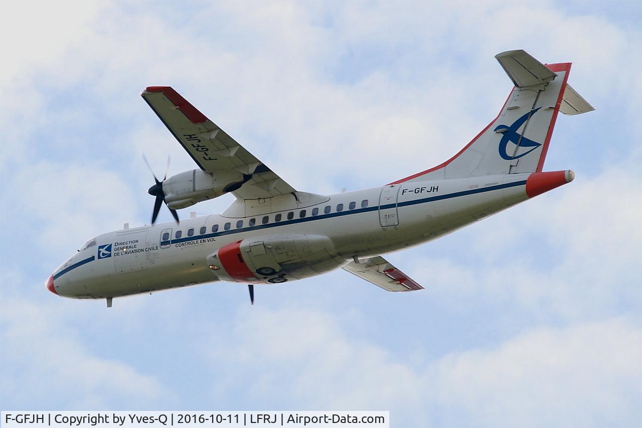 F-GFJH, 1987 ATR 42-300 C/N 049, ATR 42-300, Flight over Landivisiau naval air base (LFRJ-LDV)