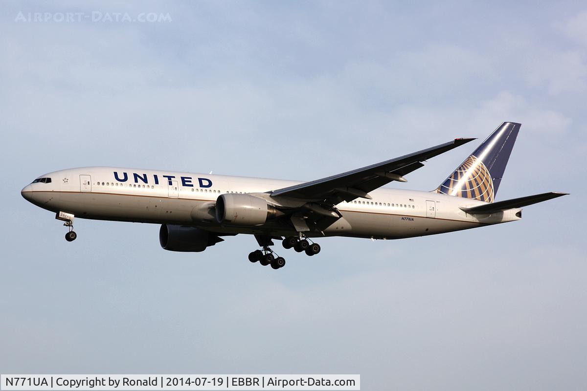 N771UA, 1995 Boeing 777-222 C/N 26932, at bru