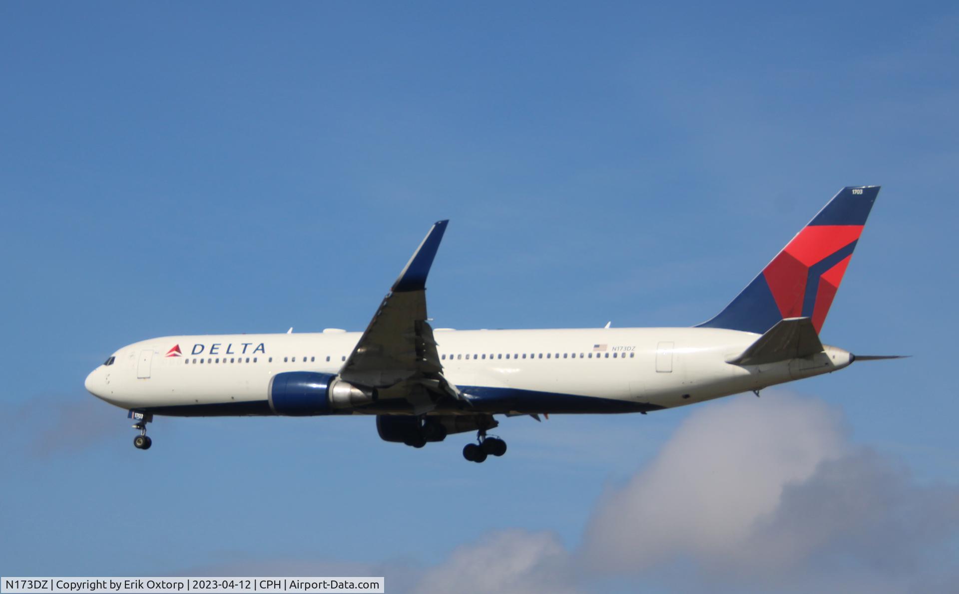 N173DZ, 1998 Boeing 767-332ER C/N 29692, N173DZ landing rw 22L