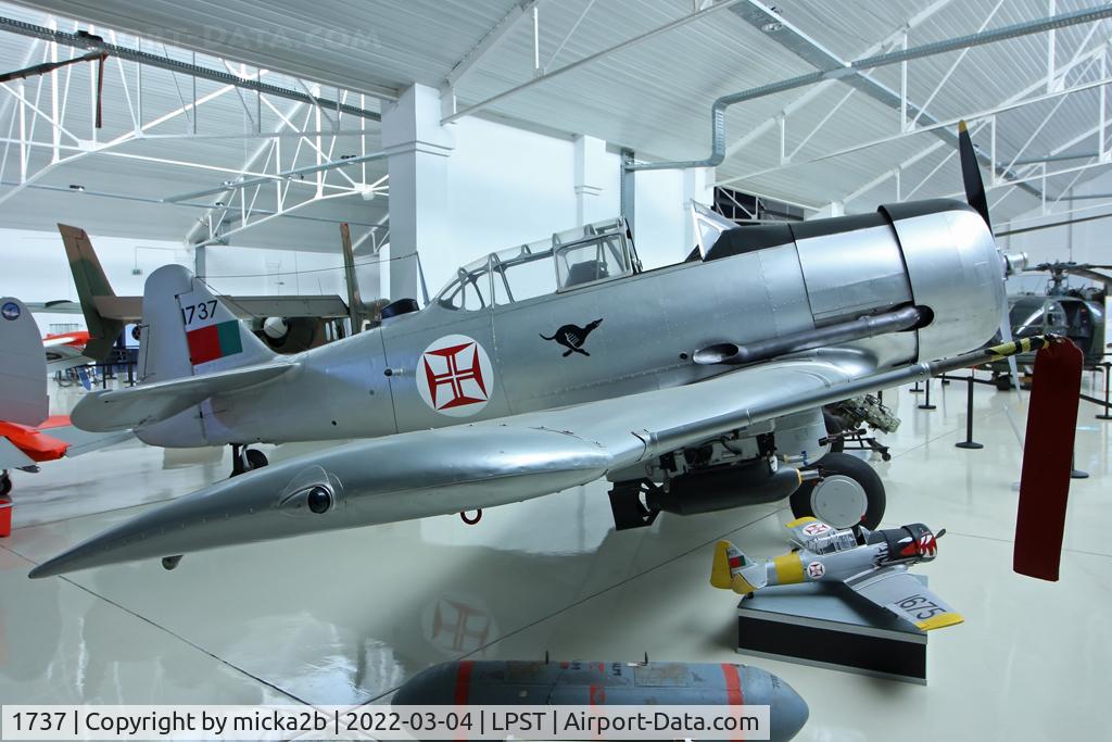 1737, North American T-6J Texan C/N CCF4-521, Preserved