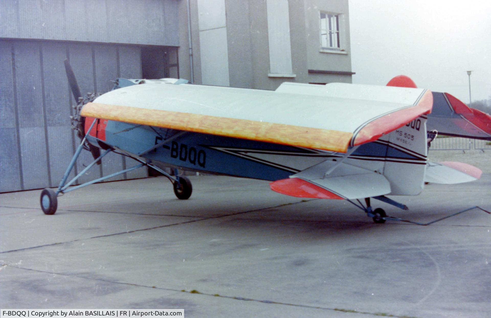 F-BDQQ, Morane-Saulnier MS-505 Criquet C/N 656, 1977 Sortie après GV effectuée à Laval à l'ACM
Le F-BDQQ en position replié