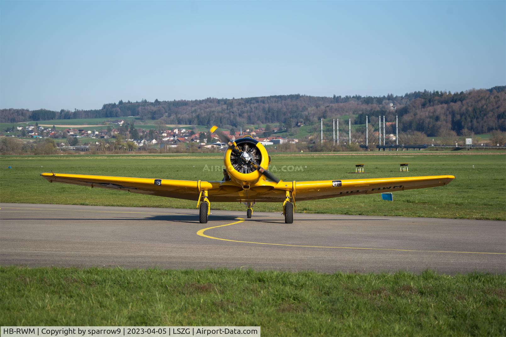 HB-RWM, 1952 Canadian Car & Foundry T-6H Harvard Mk.4 C/N CCF4-498, Face to face with a 
