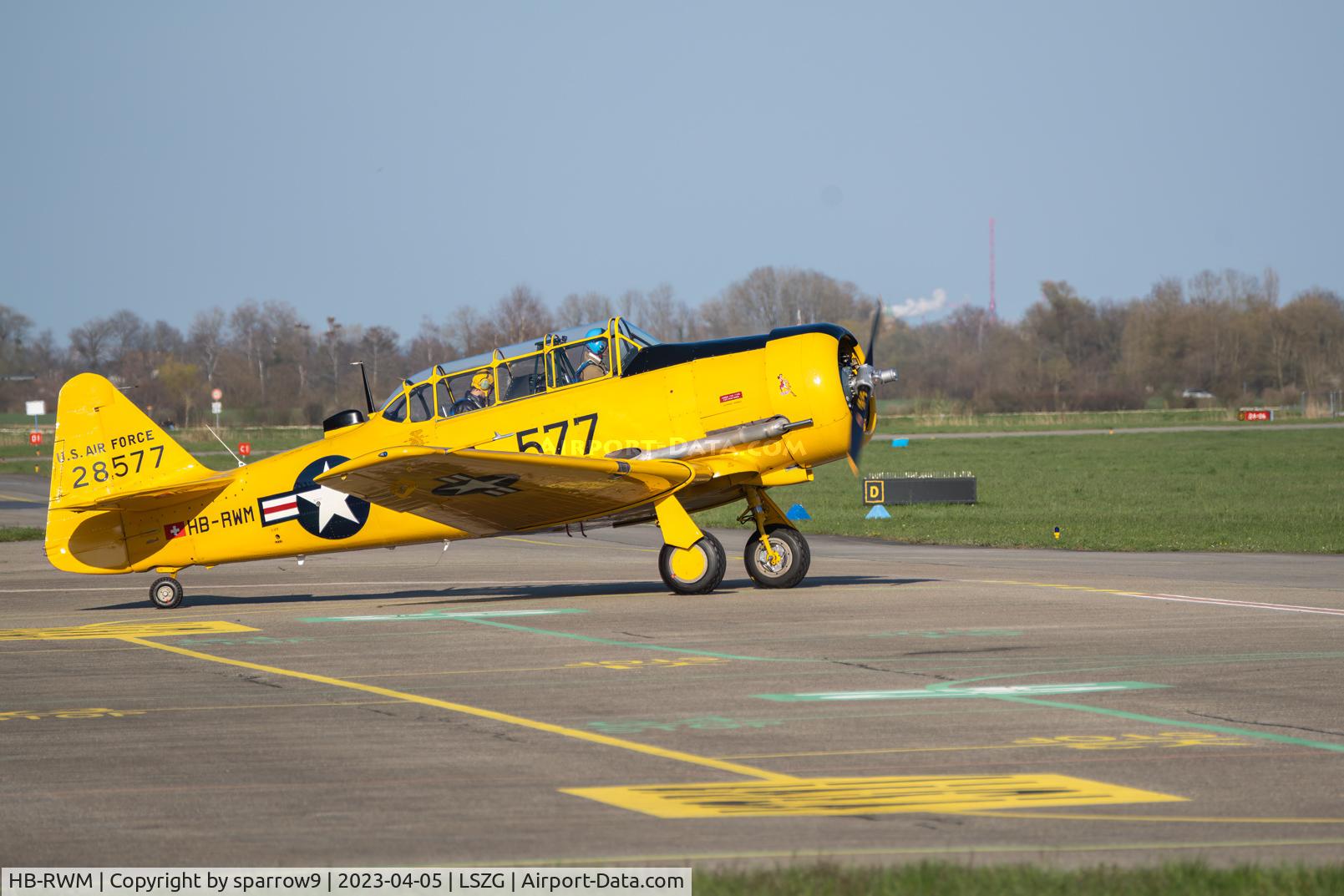 HB-RWM, 1952 Canadian Car & Foundry T-6H Harvard Mk.4 C/N CCF4-498, On the way to the run-up.