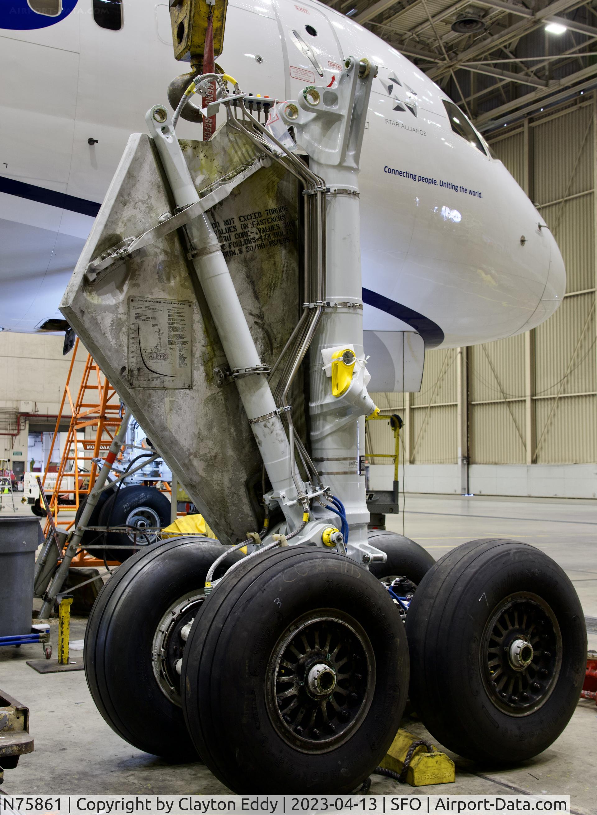 N75861, 2001 Boeing 757-33N C/N 32585, Gear change. Main gear. SFO 2023.