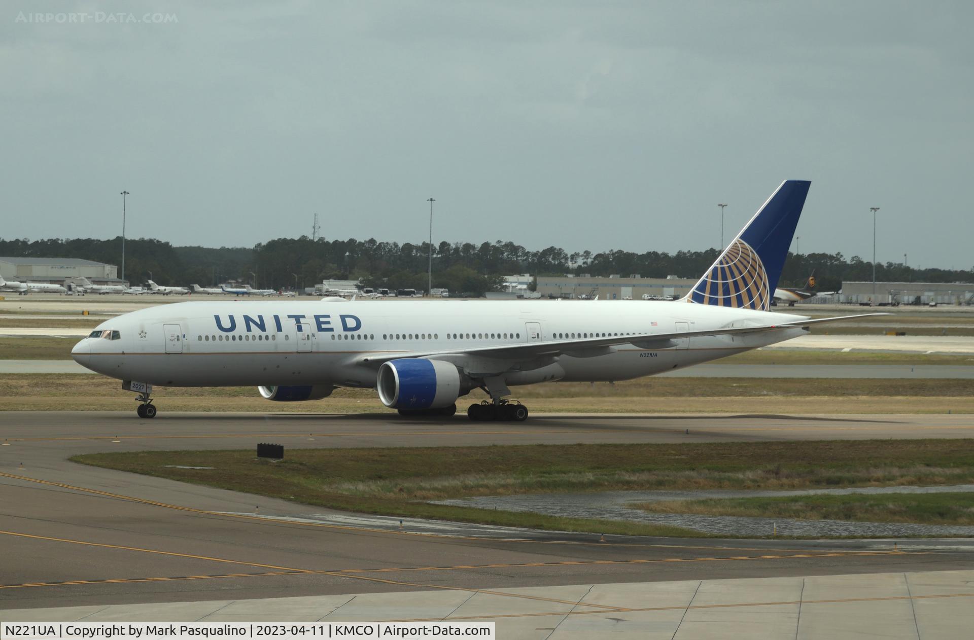 N221UA, 2001 Boeing 777-222 C/N 30552, Boeing 777-222