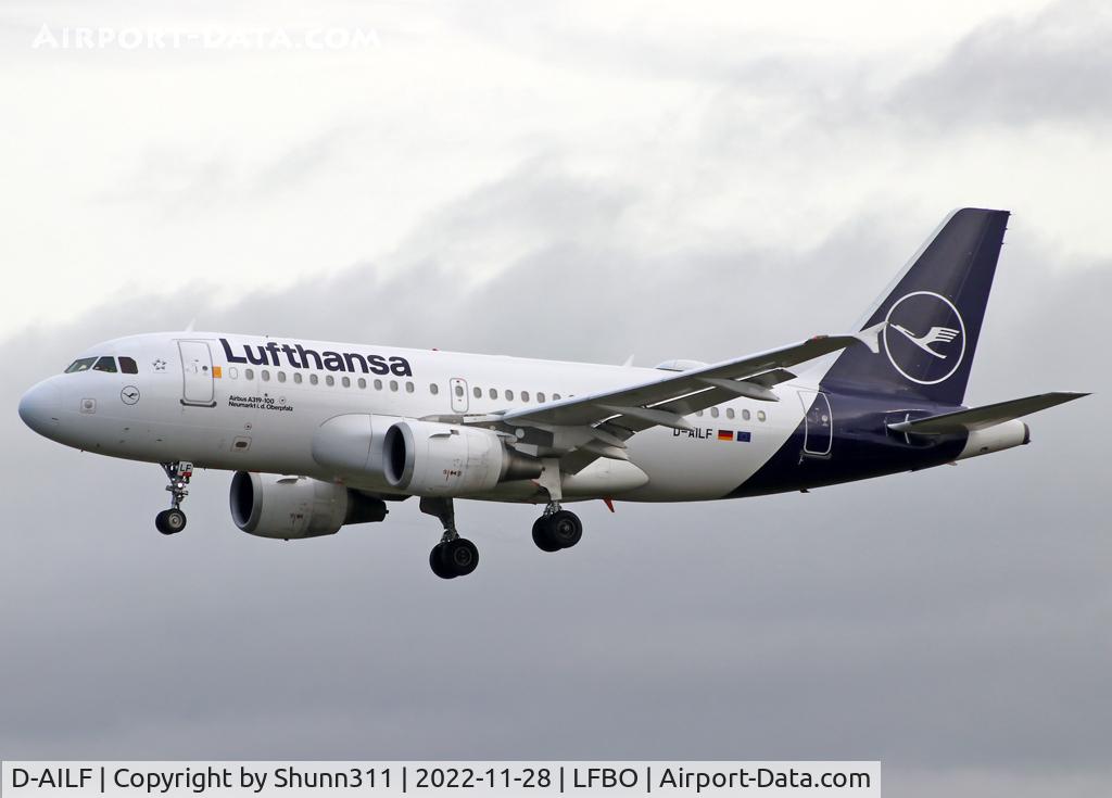 D-AILF, 1996 Airbus A319-114 C/N 636, Landing rwy 32R in new c/s