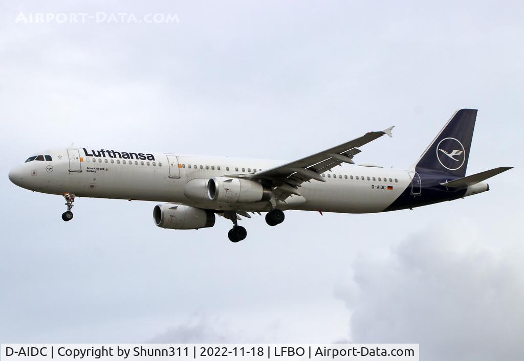 D-AIDC, 2010 Airbus A321-231 C/N 4560, Landing rwy 32L in new c/s