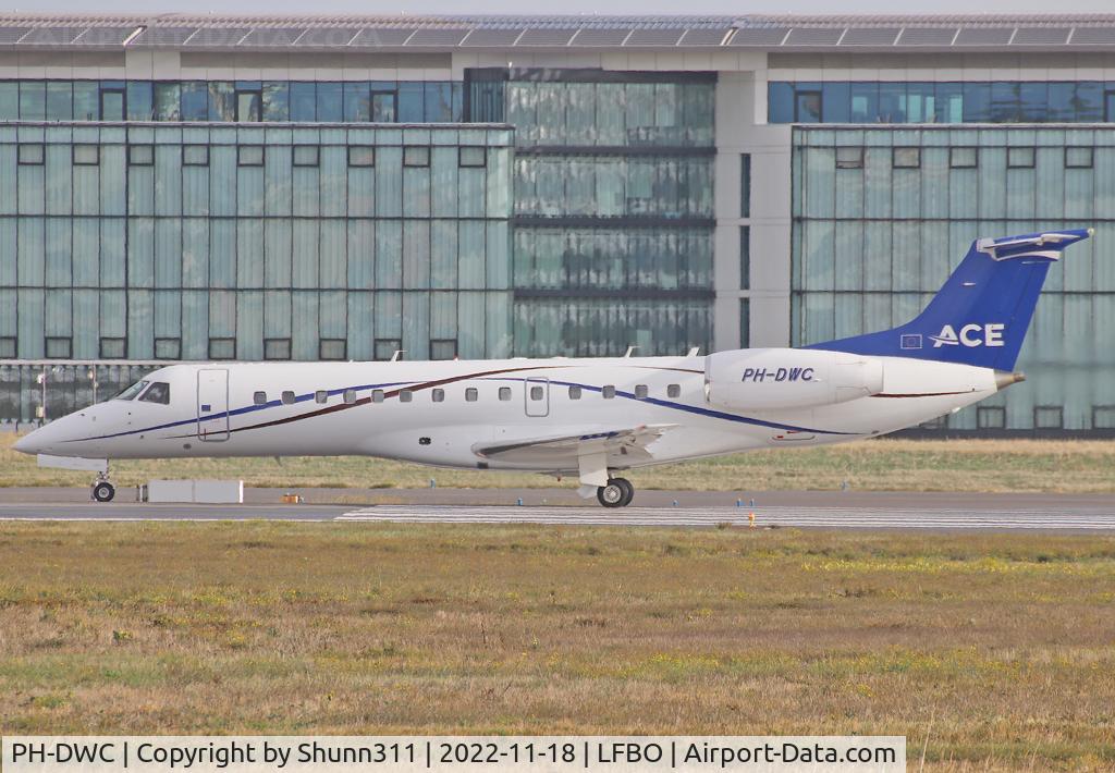 PH-DWC, 1999 Embraer ERJ-135LR (EMB-135LR) C/N 145173, Ready for take off rwy 32R