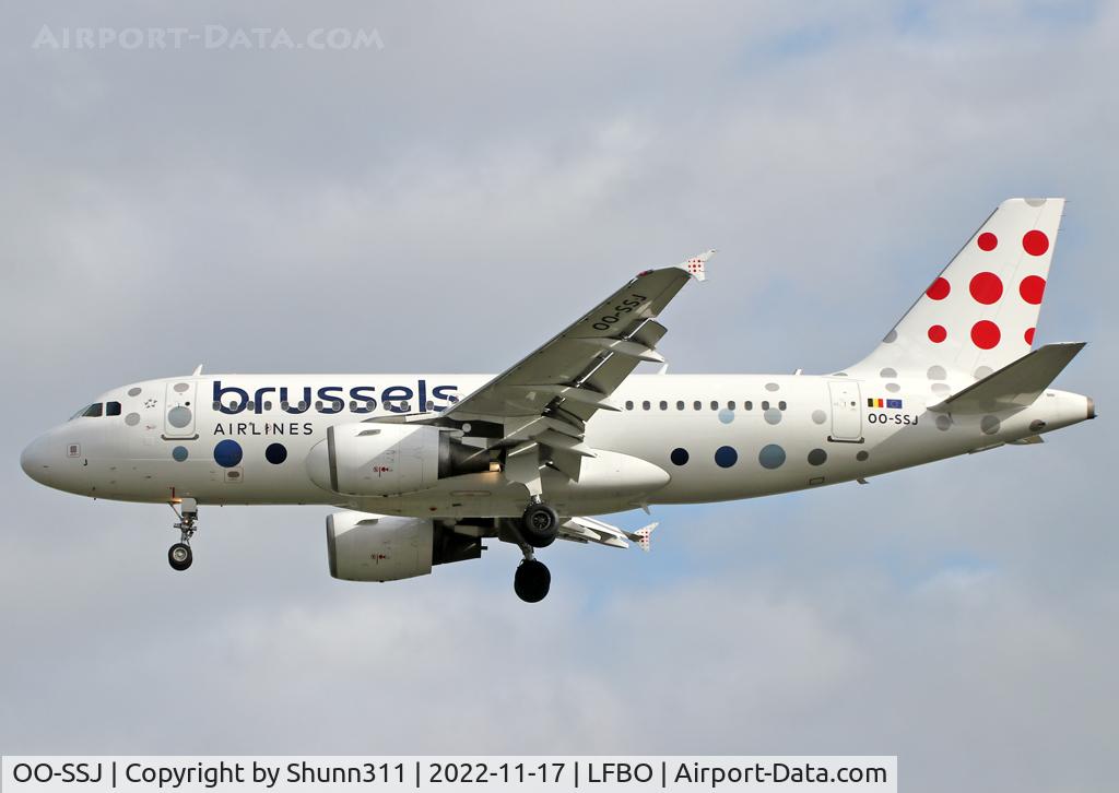 OO-SSJ, 2002 Airbus A319-111 C/N 1759, Landing rwy 32L in new c/s