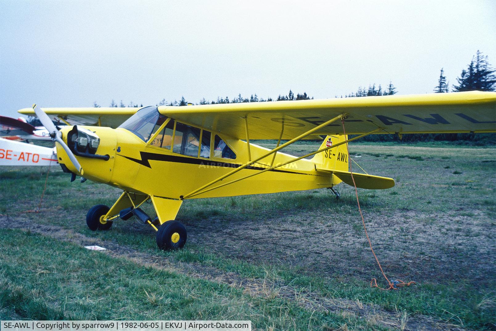 SE-AWL, 1943 Piper L-4H Grasshopper (J3C-65D) C/N 11871, KZ-Rally Stauning. Frame-number and serial-number seem to be changed. Serial might be 12044. Scanned from a slide.