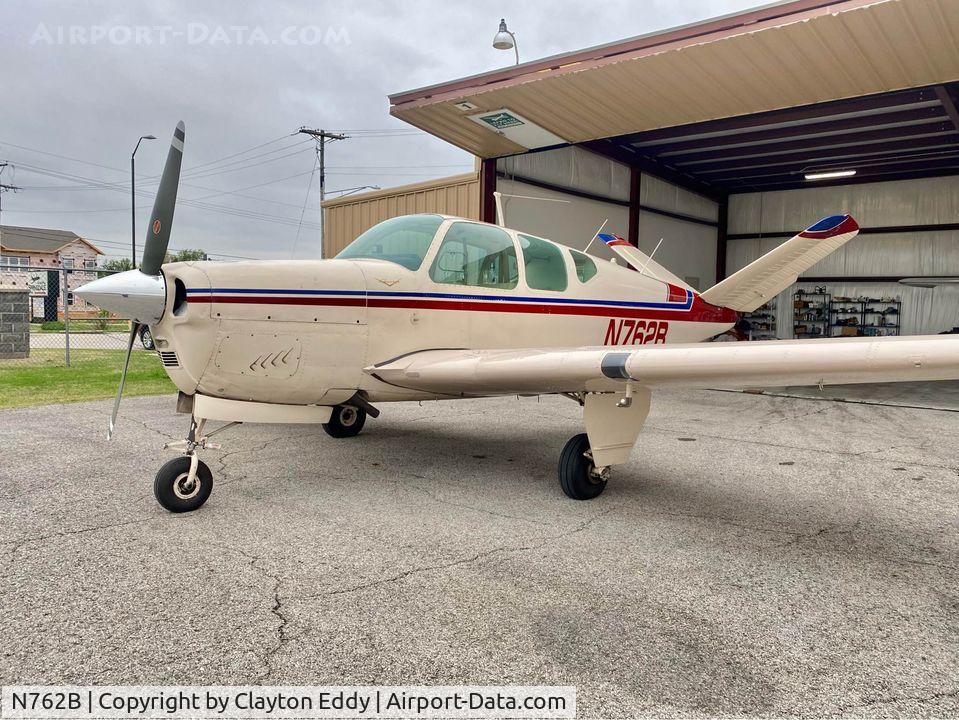 N762B, 1958 Beech J35 Bonanza C/N D-5511, Not my pic.