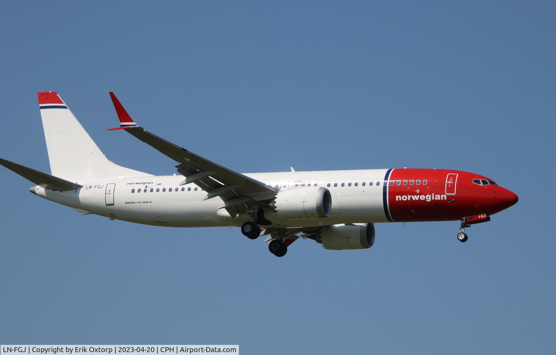 LN-FGJ, 2022 Boeing 737-8 MAX C/N 65903, LN-FGJ landing rw 04L