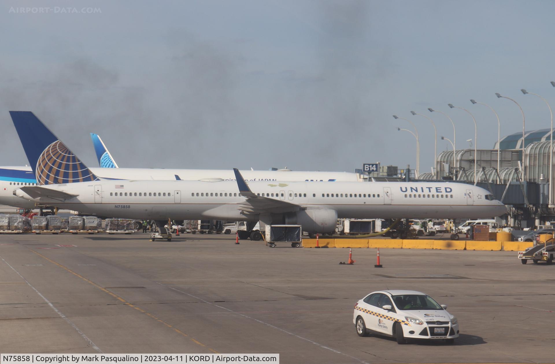 N75858, 2004 Boeing 757-324 C/N 32817, Boeing 757-324