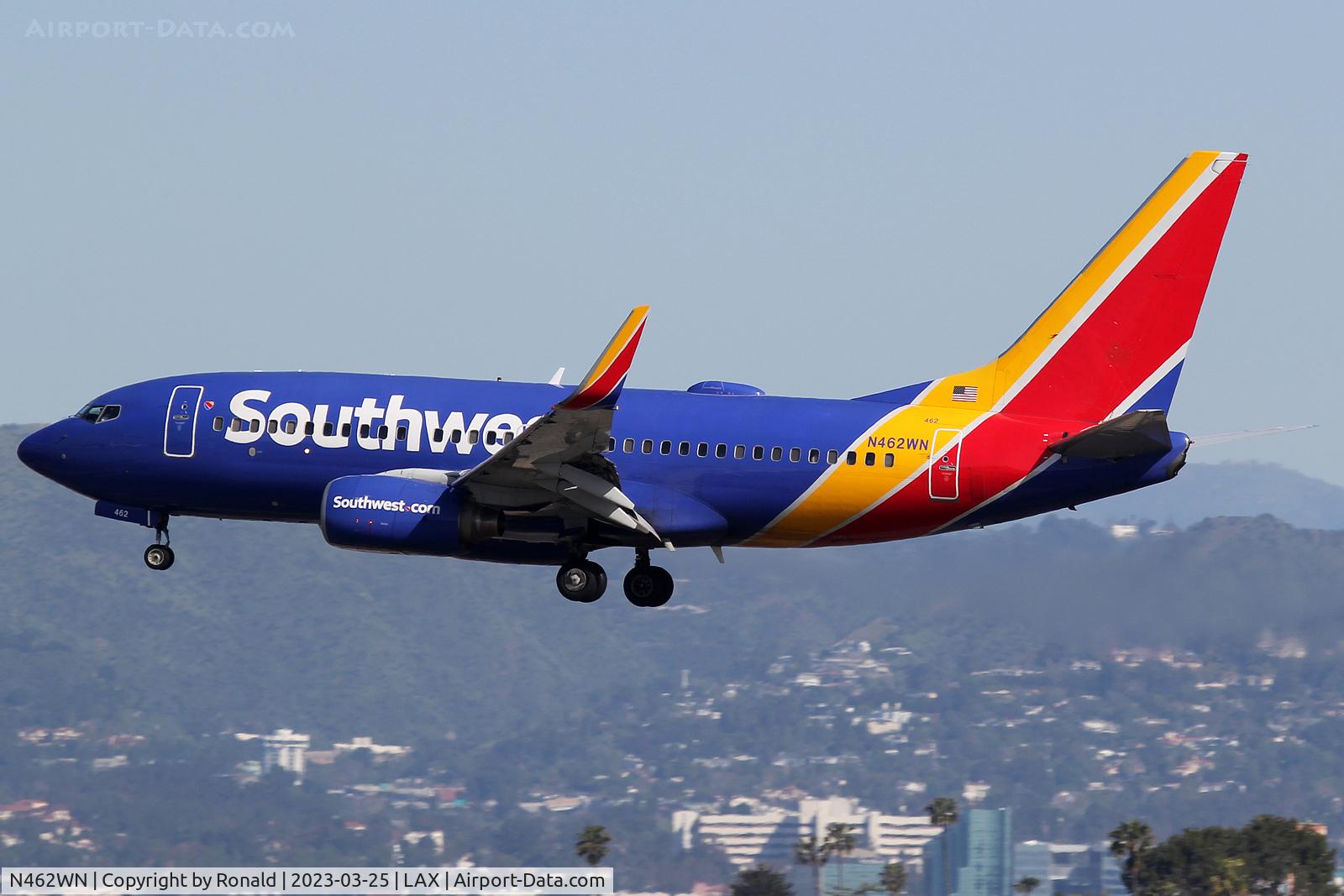 N462WN, 2004 Boeing 737-7H4 C/N 32466, at lax