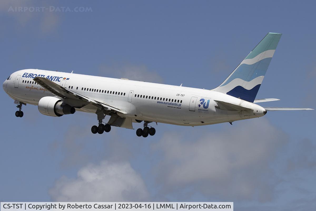 CS-TST, 2002 Boeing 767-34P/ER C/N 33047/889, Runway 31