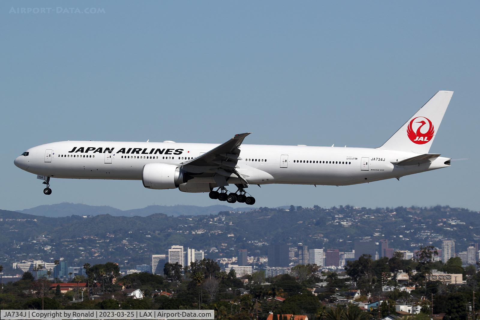 JA734J, 2005 Boeing 777-346/ER C/N 32433, at lax
