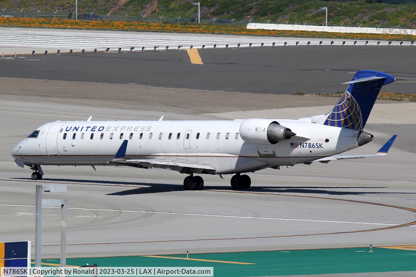 N786SK, 2009 Bombardier CRJ-700 (CL-600-2C10) Regional Jet C/N 10286, at lax