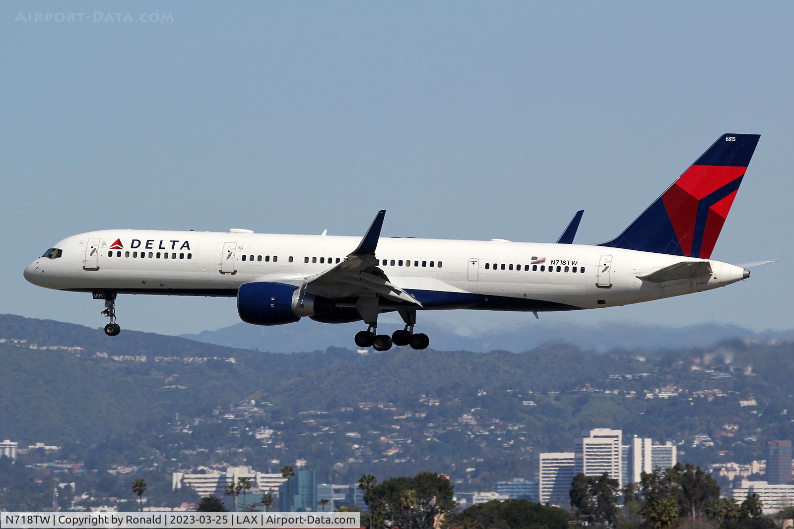 N718TW, 1999 Boeing 757-231 C/N 28486, at lax