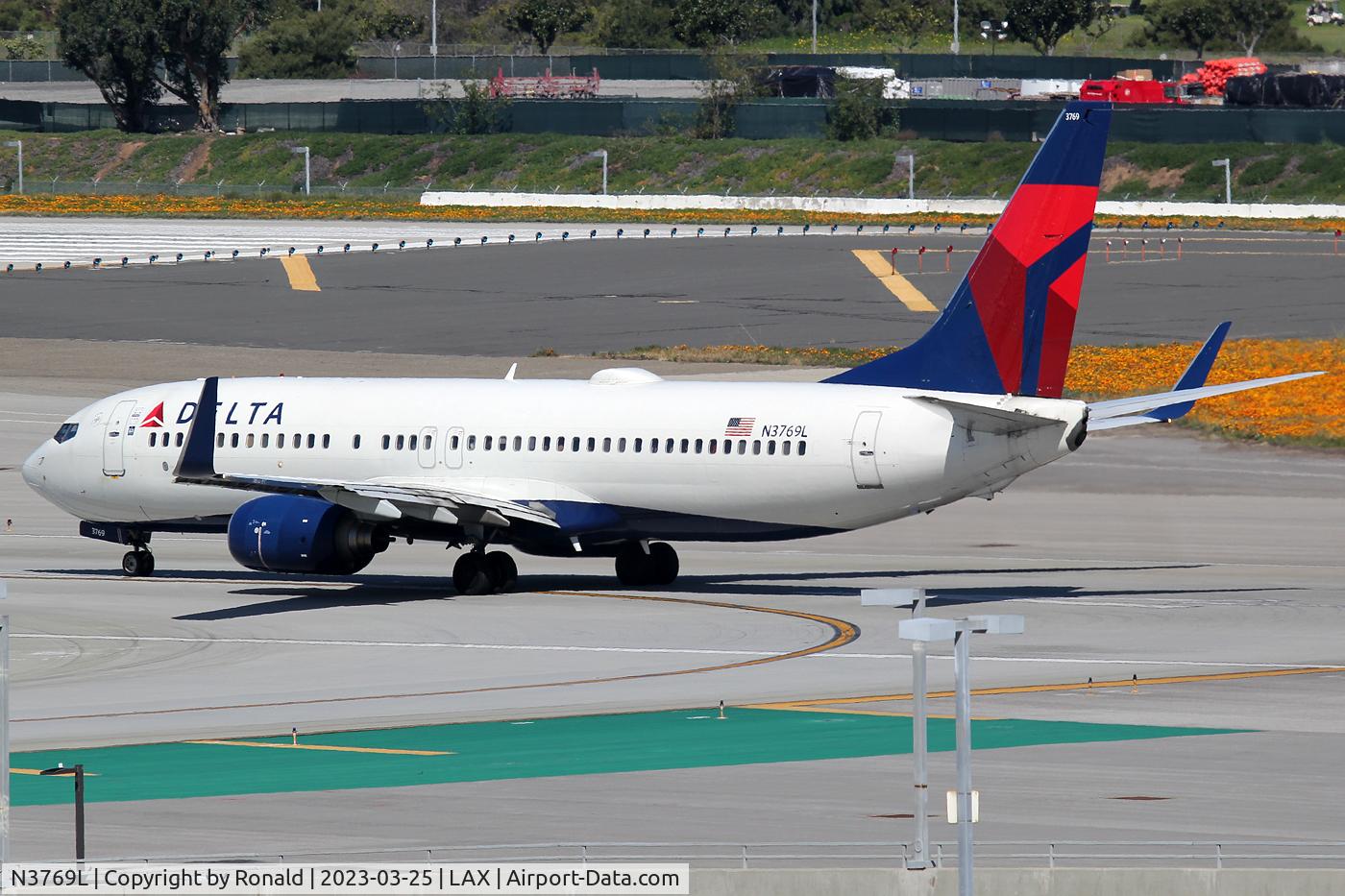 N3769L, 2002 Boeing 737-832 C/N 30822, at lax