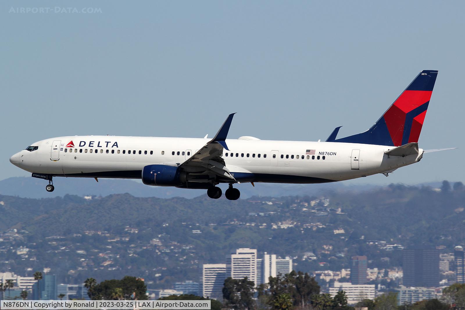 N876DN, 2017 Boeing 737-900/ER C/N 31987, at lax