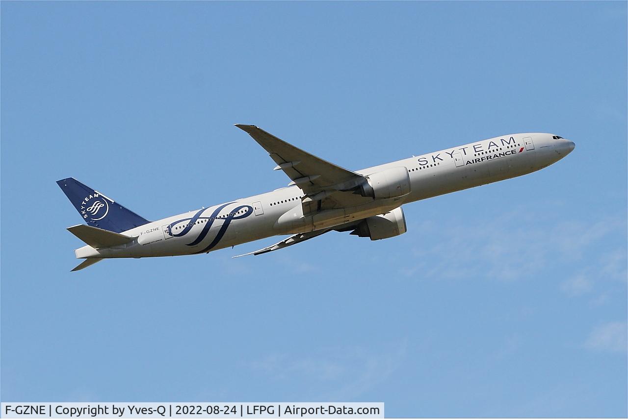 F-GZNE, 2009 Boeing 777-328/ER C/N 37432, Boeing 777-328ER, Climbing from rwy 09R, Roissy Charles De Gaulle airport (LFPG-CDG)