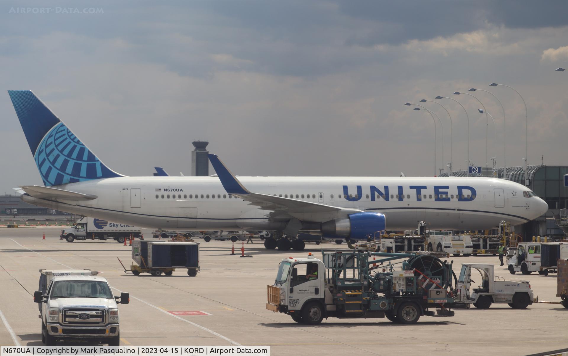 N670UA, 1999 Boeing 767-322 C/N 29240, Boeing 767-322