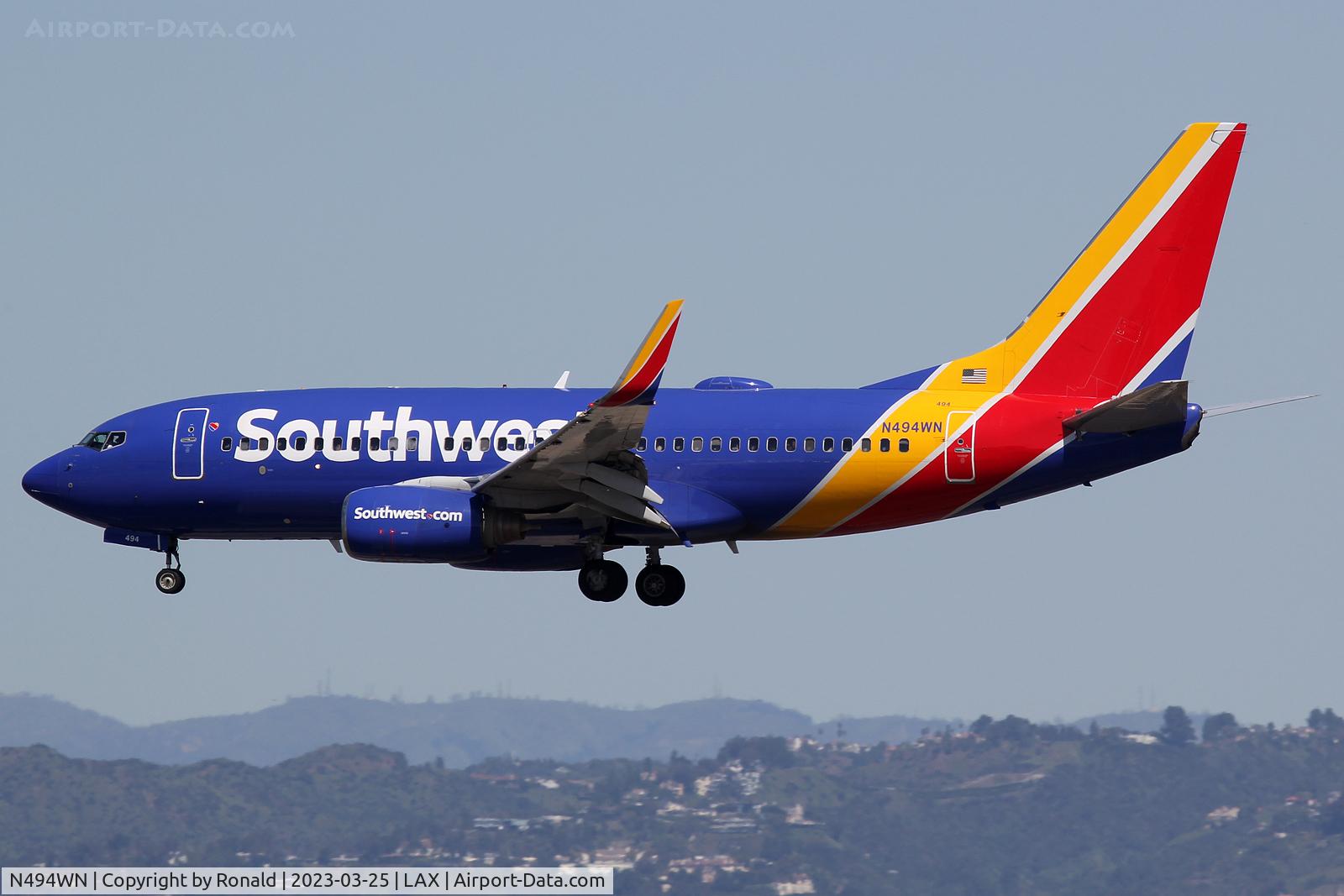 N494WN, 2004 Boeing 737-7H4 C/N 33868, at lax